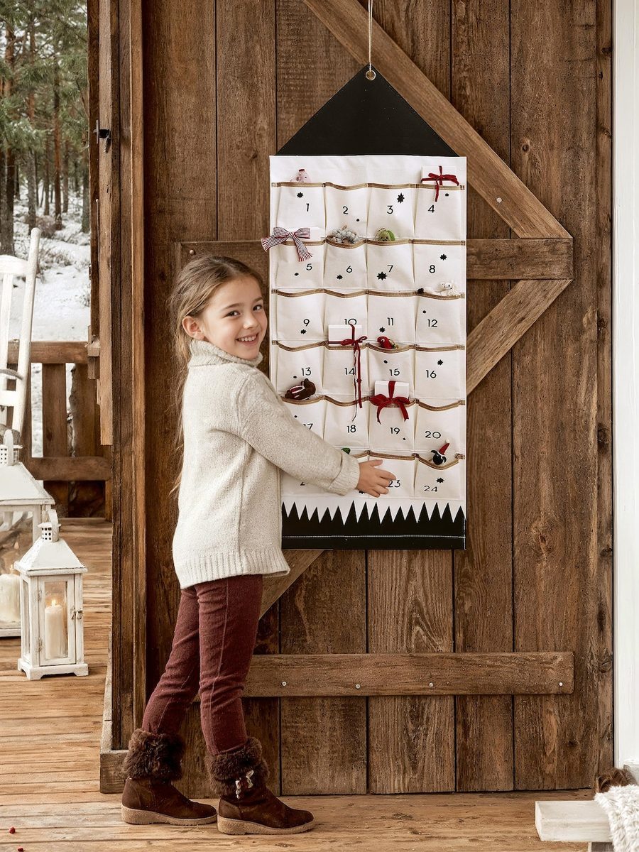 BrightDayGiftsCo Fabric Advent Calendar, 24 Pocket Hanging Christmas Countdown Calendar